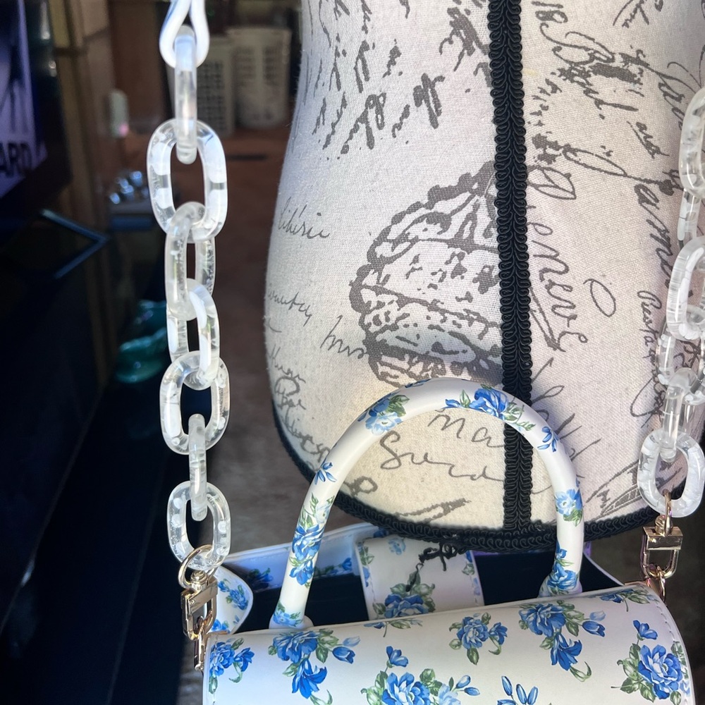 HOUSE OF WANT WE ARE CHIC VEGAN LEATHER TOP HANDLE CROSSBODY IN BLUE FLORAL. - Picture 4 of 17